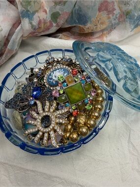 Vintage Jewelery in Kig Malaysian trinket dish #35tb